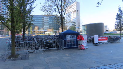 912201 Gezicht op de tijdelijke fietsenstalling op het Jaarbeursplein te Utrecht, ingericht nadat de 'Fietsenstalling ...